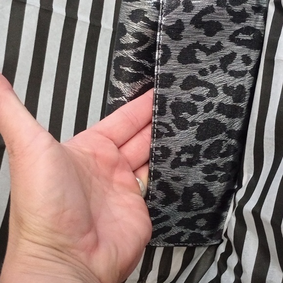 Michael Kors Shiny Leather Empire Leopard Print Silver Latch Perfect Condition - Picture 7 of 11